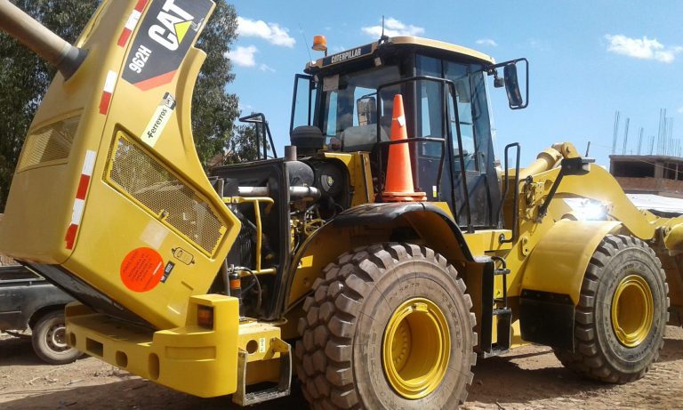 Cargador frontal Caterpillar 962H en mantenimiento