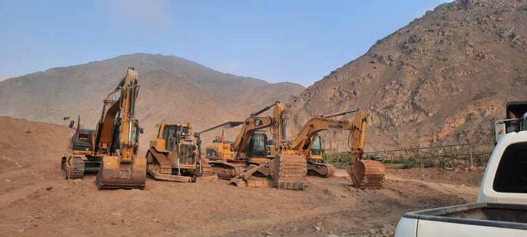 Flota de excavadoras CAT y Komatsu y tractor en obra