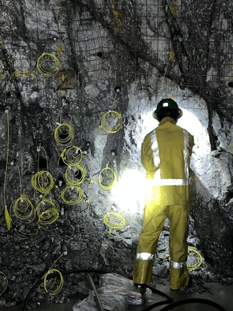 Inspección de sostenimiento y malla en frente de mina subterránea