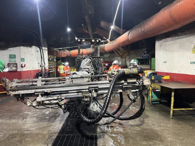 Mantenimiento de jumbo de perforación en taller subterráneo