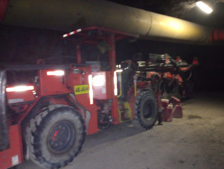 Jumbo Sandvik operando en mina subterránea