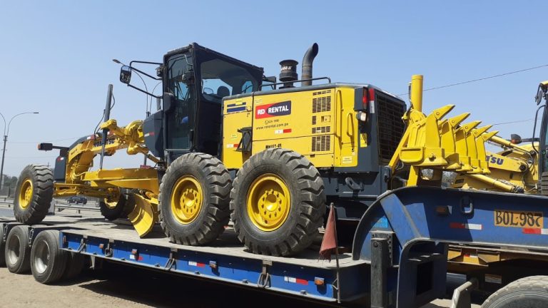 Motoniveladora Komatsu en cama baja para traslado
