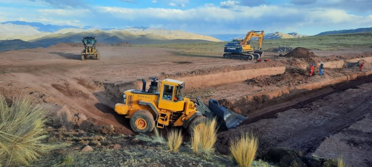 Movimiento de tierras con cargador Volvo y excavadora Hyundai en el altiplano