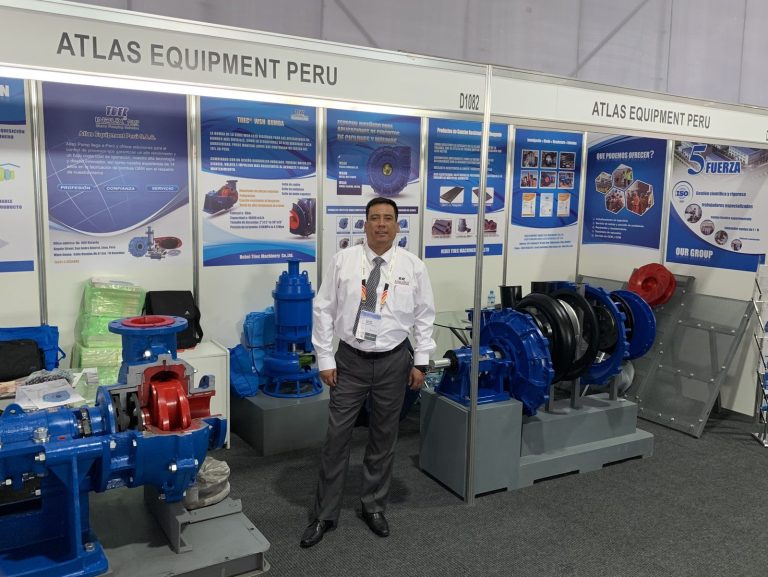 Ing. Ralph Facho en el stand de Atlas Equipment Perú – bombas de pulpa para minería
