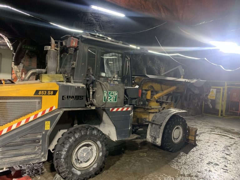 Scooptram de bajo perfil en operación de interior mina